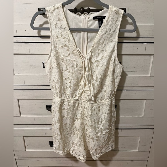 Forever 21 Pants - 💙 5 for $25 💙 FOREVER 21 short romper - size M